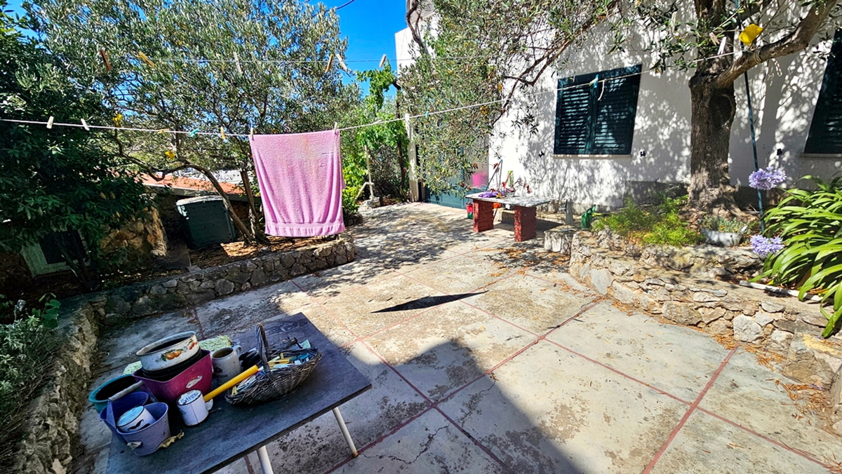 Samostojna hiša v Okrugu Donjem/Čiovo na izjemni lokaciji, drugi vrsti od morja